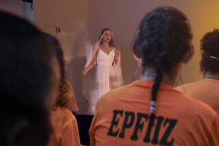 Teatro quebrou muros do pres&iacute;dio e lembrou detentas que ainda h&aacute; vida 