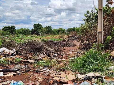 Lixo toma conta de rua na Vila Nasser, impedindo passagem de veículos no local