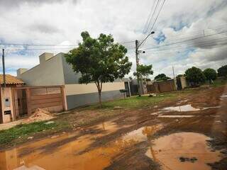 Moradores enfrentam lama e buracos para sair de casa, mesmo 24h ap&oacute;s chuva