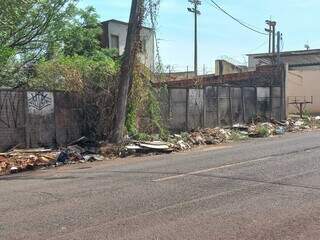 Telhas, sofás e colchões: tem de tudo na calçada que virou lixão na Capital Telhas, sofás e colchões: tem de tudo na calçada que virou lixão na Capital