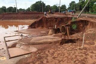 Parte de piscinão em obras desmorona e estradas viram armadilhas após chuvas  Parte de piscinão em obras desmorona e estradas viram armadilhas após chuvas