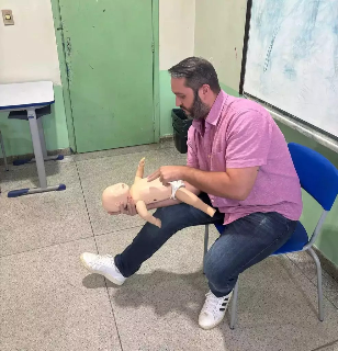 Unidades de sa&uacute;de ter&atilde;o que oferecer curso de manobras para desengasgar beb&ecirc;s