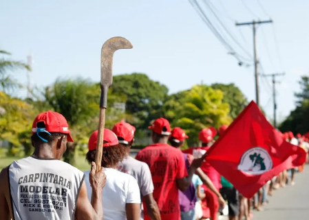 No mês do MST, deputado propõe "Abril Verde e Amarelo" No mês do MST, deputado propõe "Abril Verde e Amarelo"