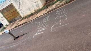 Moradores improvisam cruz para sinalizar buraco em rua do Jardim Centenário Moradores improvisam cruz para sinalizar buraco em rua do Jardim Centenário