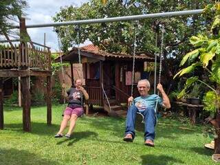 Domingos e Ana construíram jardim secreto com gruta "milagrosa" Domingos e Ana construíram jardim secreto com gruta "milagrosa"