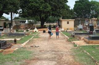 Famílias adiantam homenagens a finados com limpeza nos cemitérios Famílias adiantam homenagens a finados com limpeza nos cemitérios