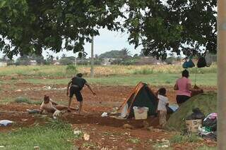 Reportagem flagra homem atacando companheira com socos e chutes Reportagem flagra homem atacando companheira com socos e chutes