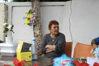 Famílias adiantam homenagens a finados com limpeza nos cemitérios Famílias adiantam homenagens a finados com limpeza nos cemitérios