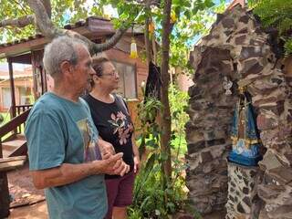 Domingos e Ana construíram jardim secreto com gruta "milagrosa" Domingos e Ana construíram jardim secreto com gruta "milagrosa"