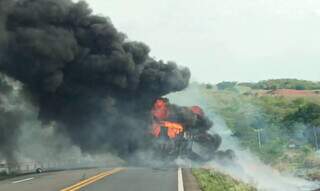 Caminhão carregado de diesel pega fogo e interdita totalmente a BR-158 Caminhão carregado de diesel pega fogo e interdita totalmente a BR-158
