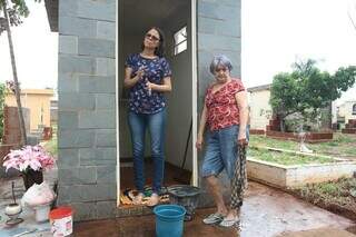 Famílias adiantam homenagens a finados com limpeza nos cemitérios Famílias adiantam homenagens a finados com limpeza nos cemitérios