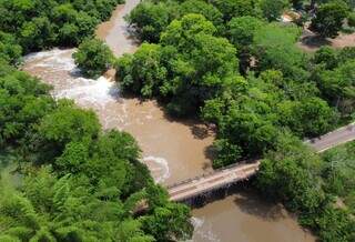 Rio Formoso fica tomado pela lama ap&oacute;s chuvas em Bonito