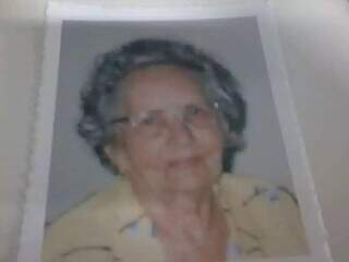 Um mês antes de partir, avó deu à neta presente guardado por 27 anos Um mês antes de partir, avó deu à neta presente guardado por 27 anos