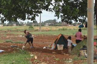 Reportagem flagra homem atacando companheira com socos e chutes Reportagem flagra homem atacando companheira com socos e chutes