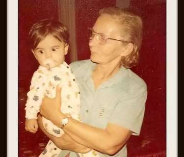 Um mês antes de partir, avó deu à neta presente guardado por 27 anos Um mês antes de partir, avó deu à neta presente guardado por 27 anos