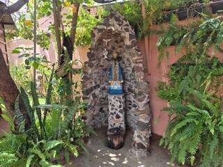 Domingos e Ana construíram jardim secreto com gruta "milagrosa" Domingos e Ana construíram jardim secreto com gruta "milagrosa"