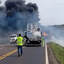 Caminhão carregado de diesel pega fogo e interdita totalmente a BR-158 Caminhão carregado de diesel pega fogo e interdita totalmente a BR-158