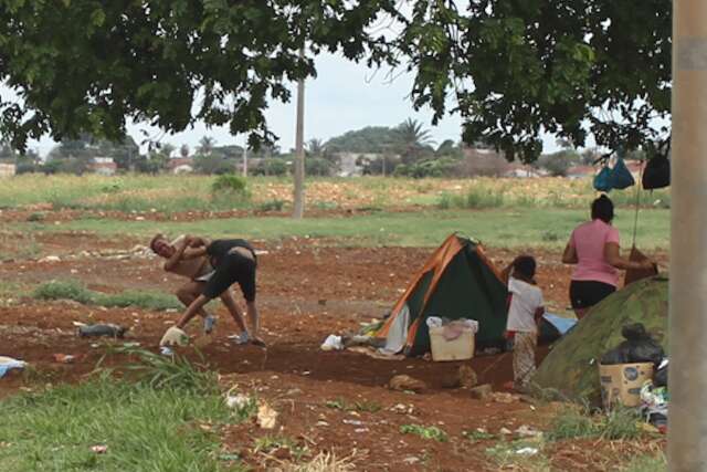 Reportagem flagra homem atacando companheira com socos e chutes