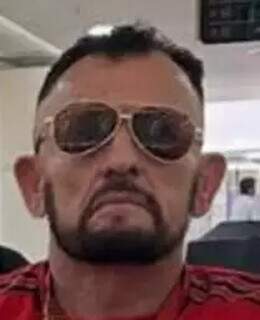 Polícia procura pai que tentou matar homem com ajuda do filho Polícia procura pai que tentou matar homem com ajuda do filho