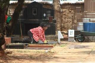 Famílias adiantam homenagens a finados com limpeza nos cemitérios Famílias adiantam homenagens a finados com limpeza nos cemitérios