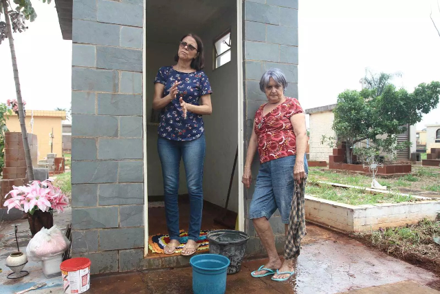 Famílias adiantam homenagens a finados com limpeza nos cemitérios