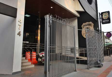 Mãe e padrasto são presos após criança ser resgatada ferida no pescoço e na mão Mãe e padrasto são presos após criança ser resgatada ferida no pescoço e na mão