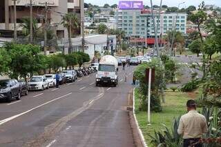 Carro tombado e acidente com carga de cimento fecham rua de acesso a shopping Carro tombado e acidente com carga de cimento fecham rua de acesso a shopping