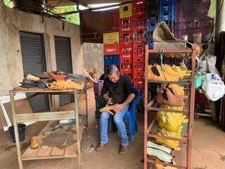 No Caiçara, Jailson faz o mesmo estilo de botina artesanal há 25 anos No Caiçara, Jailson faz o mesmo estilo de botina artesanal há 25 anos