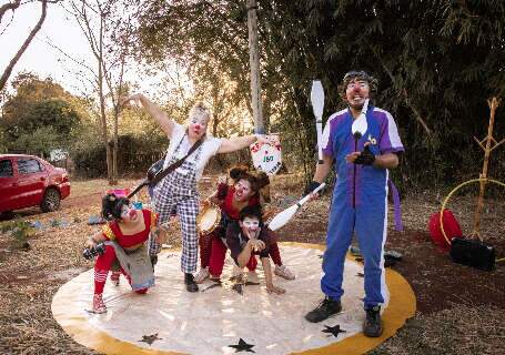 Espetáculo circense “Em busca do Japuka” leva aventura à praça  Espetáculo circense “Em busca do Japuka” leva aventura à praça