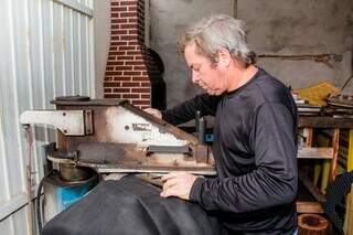 No Caiçara, Jailson faz o mesmo estilo de botina artesanal há 25 anos No Caiçara, Jailson faz o mesmo estilo de botina artesanal há 25 anos