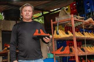 No Caiçara, Jailson faz o mesmo estilo de botina artesanal há 25 anos No Caiçara, Jailson faz o mesmo estilo de botina artesanal há 25 anos