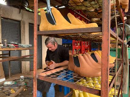 No Cai&ccedil;ara, Jailson faz o mesmo estilo de botina artesanal h&aacute; 25 anos