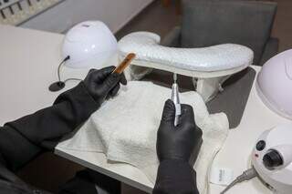 José deixou emprego de eletricista para ser manicure ao lado da esposa José deixou emprego de eletricista para ser manicure ao lado da esposa