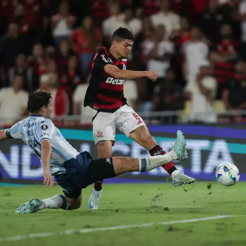 Com um a menos, Flamengo segura Racing e avança à final da Libertadores