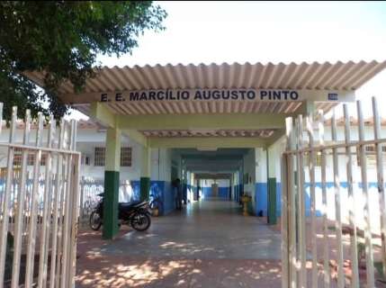 Adolescente é esfaqueada nas costas por colega dentro de escola  Adolescente é esfaqueada nas costas por colega dentro de escola