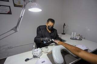 José deixou emprego de eletricista para ser manicure ao lado da esposa José deixou emprego de eletricista para ser manicure ao lado da esposa