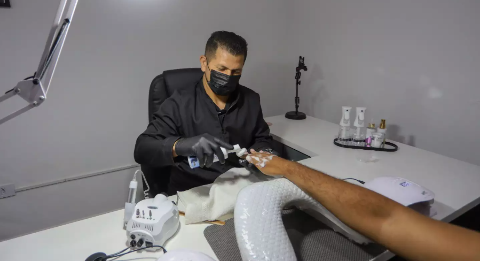 José deixou emprego de eletricista para ser manicure ao lado da esposa José deixou emprego de eletricista para ser manicure ao lado da esposa