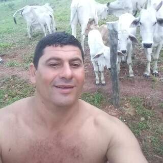 Jornalista revive tragédia ao descobrir que assassino de irmã matou outra mulher Jornalista revive tragédia ao descobrir que assassino de irmã matou outra mulher