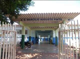 Adolescente é esfaqueada nas costas por colega dentro de escola  Adolescente é esfaqueada nas costas por colega dentro de escola