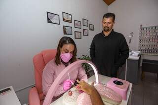 José deixou emprego de eletricista para ser manicure ao lado da esposa José deixou emprego de eletricista para ser manicure ao lado da esposa