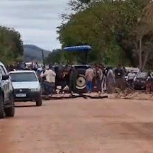 Moradores bloqueiam MS-345 em protesto contra más condições da estrada Moradores bloqueiam MS-345 em protesto contra más condições da estrada