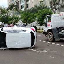 Acidente e derramamento de cimento interditam rua do Shopping Campo Grande Acidente e derramamento de cimento interditam rua do Shopping Campo Grande