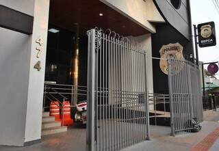 Mãe e padrasto são presos após resgate de criança ferida no pescoço e na mão Mãe e padrasto são presos após resgate de criança ferida no pescoço e na mão