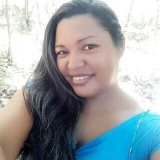 Jornalista revive tragédia ao descobrir que assassino de irmã matou outra mulher Jornalista revive tragédia ao descobrir que assassino de irmã matou outra mulher