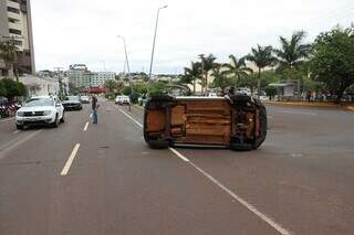 Carro tombado e acidente com carga de cimento fecham rua de acesso a shopping Carro tombado e acidente com carga de cimento fecham rua de acesso a shopping