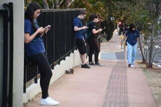 No 1º ano sem celular na escola, foco em sala melhora, mas tela em casa aumenta No 1º ano sem celular na escola, foco em sala melhora, mas tela em casa aumenta