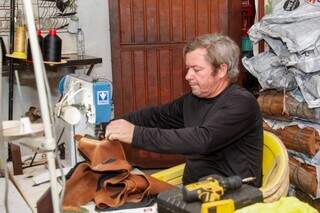 No Caiçara, Jailson faz o mesmo estilo de botina artesanal há 25 anos No Caiçara, Jailson faz o mesmo estilo de botina artesanal há 25 anos