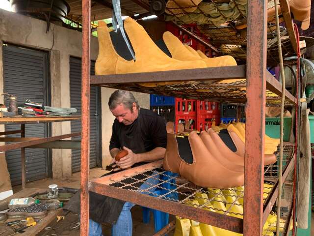 No Caiçara, Jailson faz o mesmo estilo de botina artesanal há 25 anos