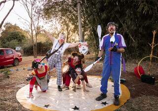 Espetáculo circense “Em busca do Japuka” leva aventura à praça  Espetáculo circense “Em busca do Japuka” leva aventura à praça