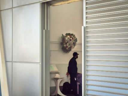 &quot;Revolta&quot;, resume m&atilde;e durante despedida de jovem assassinada com 11 facadas